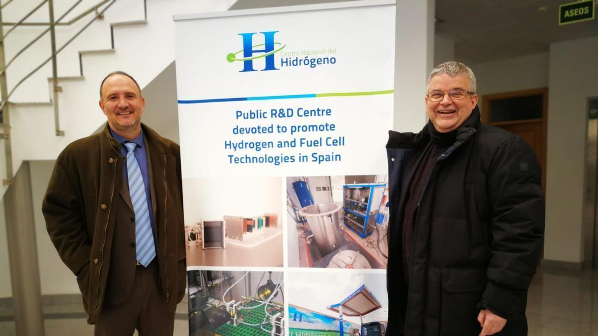 José Joaquín Hernández Brito (d) con Emilio Nieto en el Centro Nacional del Hidrógeno.