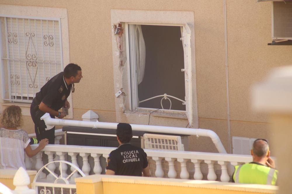 Rescatadas cuatro personas con vida tras el derrumbe de un bungaló en Orihuela Costa