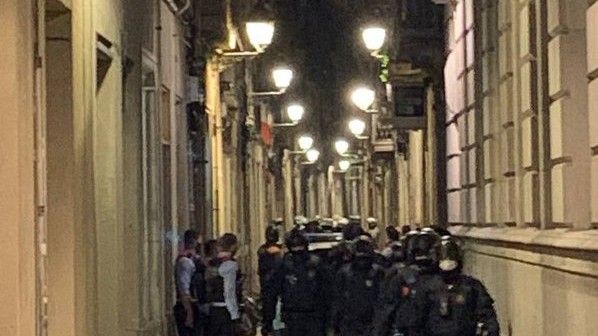 Agentes de los Mossos y la Guardia Urbana de Barcelona, en la calle Còdols de Barcelona, el 9 de febrero de 201