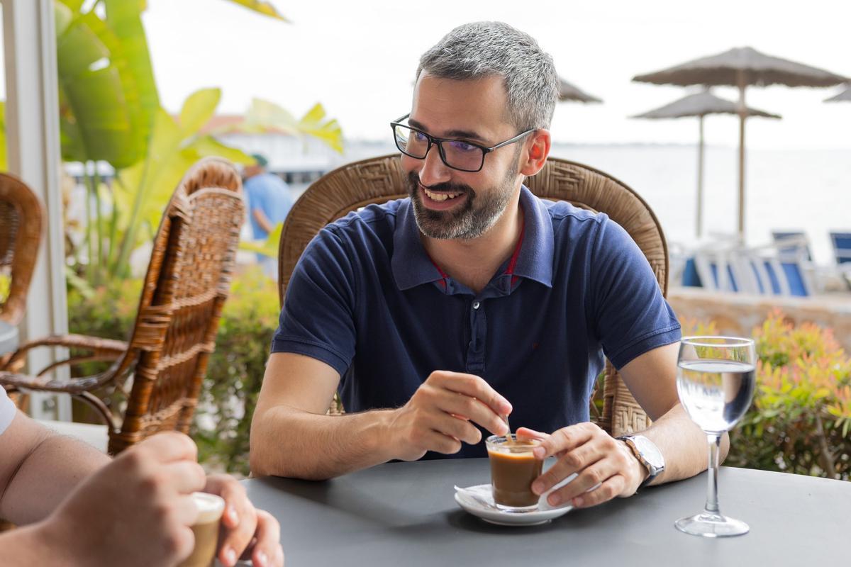 Francisco Lucas disfruta de su café en el Balneario La Encarnación de Los Alcázares.