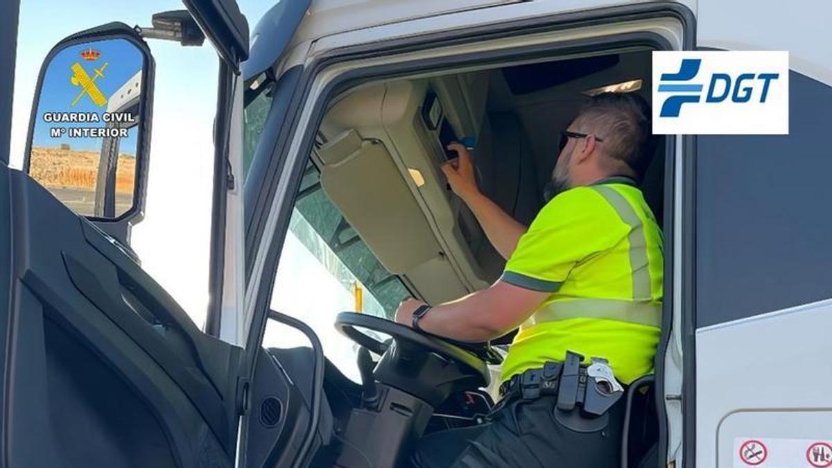 Comprobación del tacógrafo en el camión por parte de un agente de Tráfico de la Guardia Civil