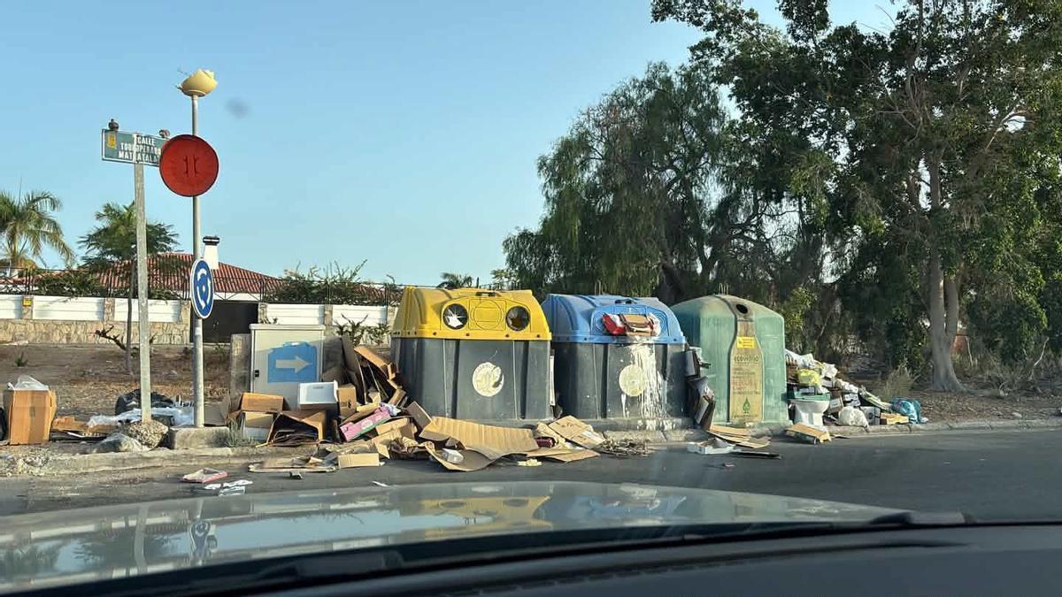 La basura vuelve a acumularse en las calles de San Bartolomé de Tirajana