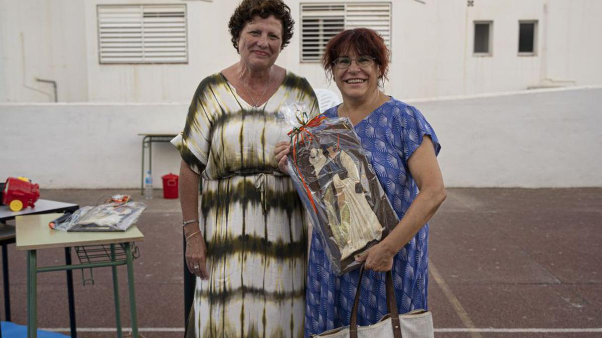 María Ribas, donante de libros, junto a María Ramón, concejal de Cultura del Ayuntamiento. 