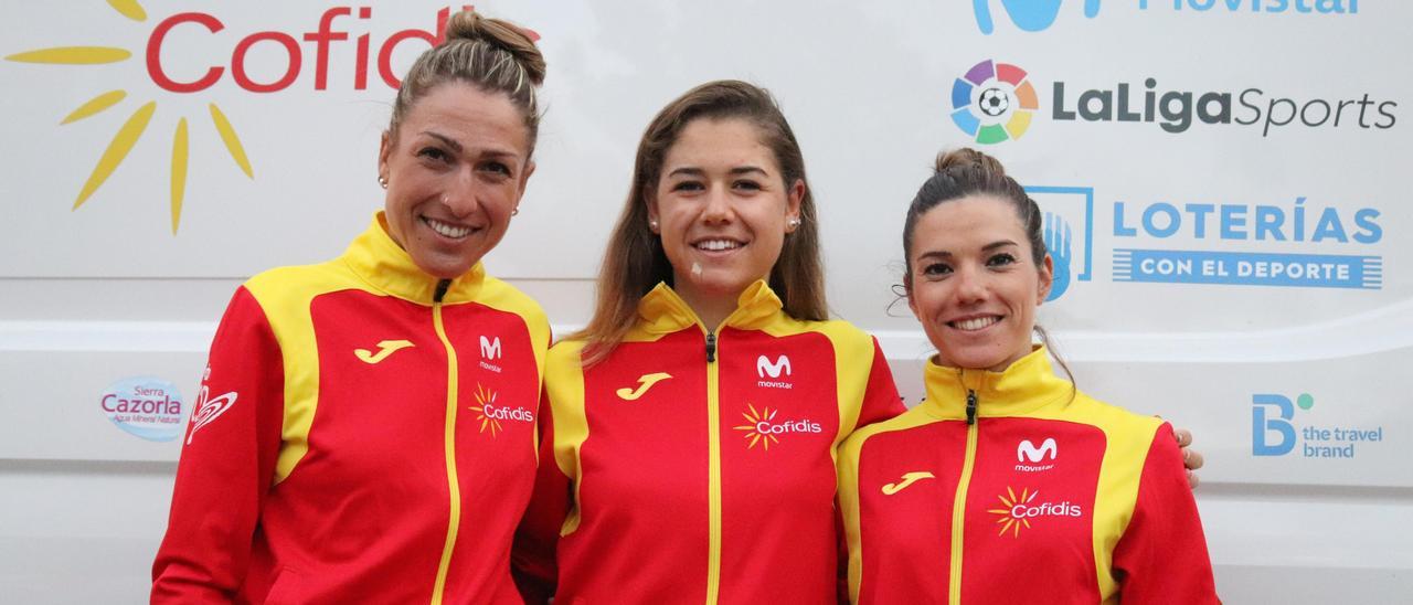 Mavi García, con dos de sus compañeras de la selección española
