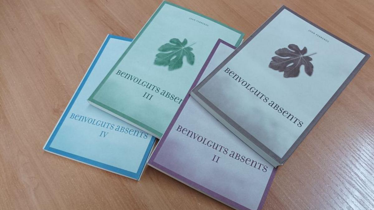 Els quatre volums publicats de «Benvolguts absents». 