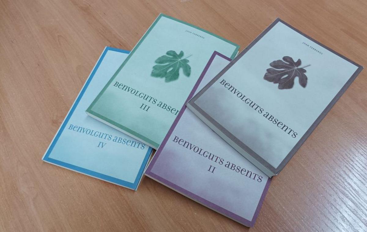 Els quatre volums publicats de «Benvolguts absents». | SANTI COLL
