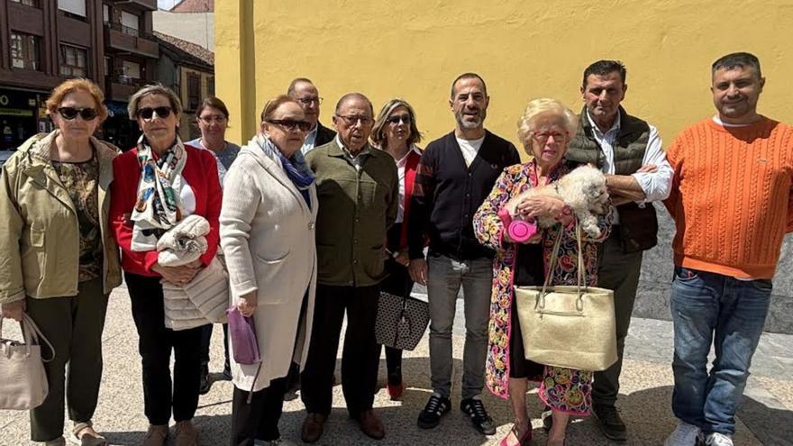 Ángel García, cuarto por la derecha, con descendientes de Consuelo Laniella y responsables municipales, ante la fachada en la que se colocó la placa de agradecimiento. | J. A. O.