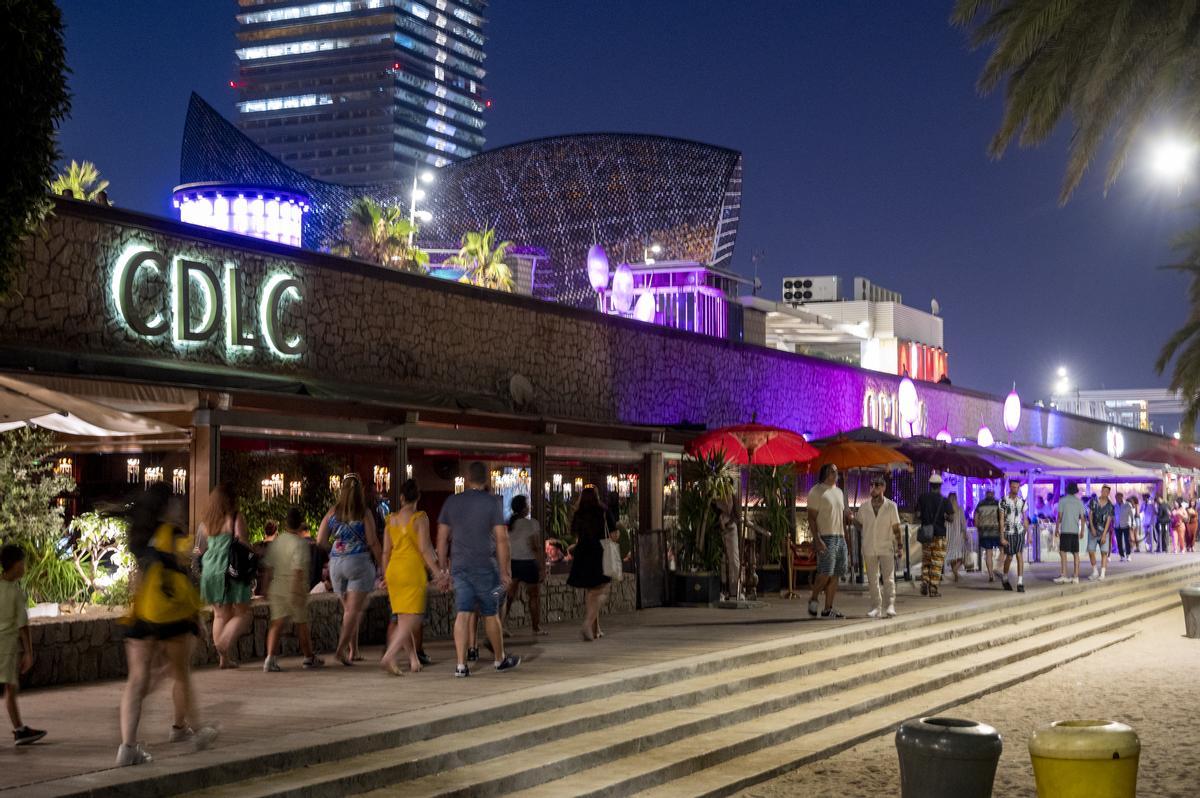 Barcelona. 01.08.2024. Barcelona. Paseantes junto a los restaurantes y bares de la zona de ocio nocturno alrededor del hotel Arts en el paseo marítimo de Barcelona . Fotografía de Jordi Cotrina