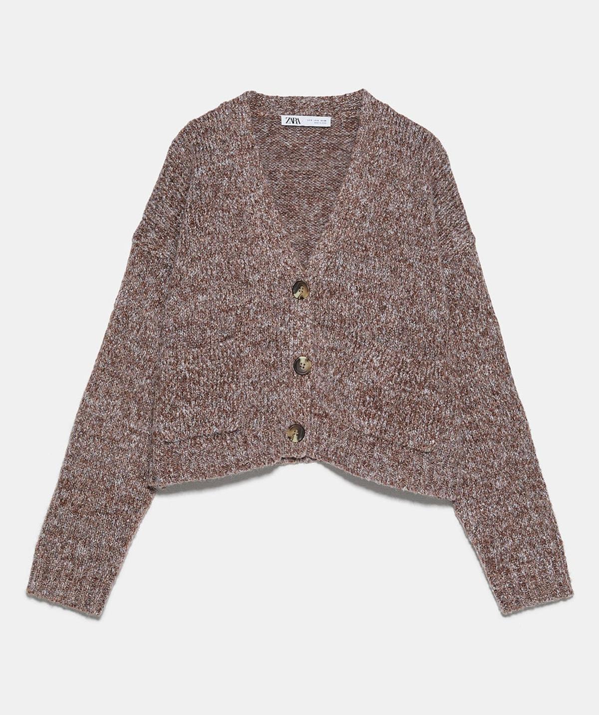 Chaqueta de punto marrón, de Zara (precio: 25,95 euros)