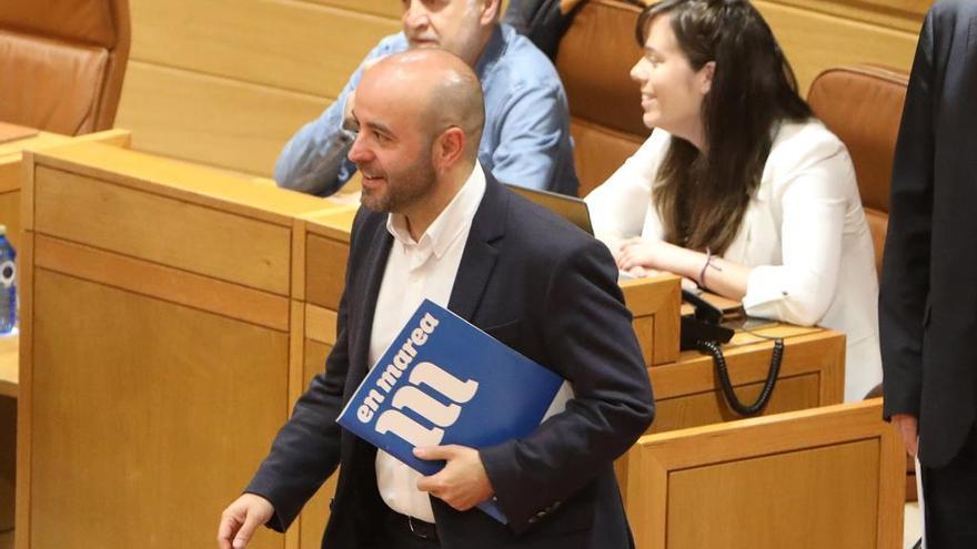 Luis Villares y Paula Quinteiro, ayer, en el pleno del Parlamento. // X. Álvarez