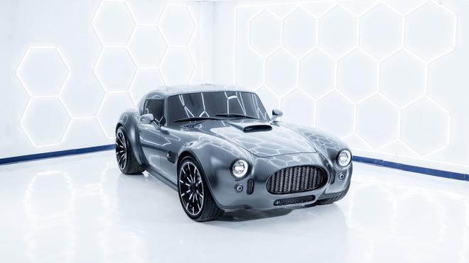 Esto que ves es un Cobra con techo y 730 CV de potencia