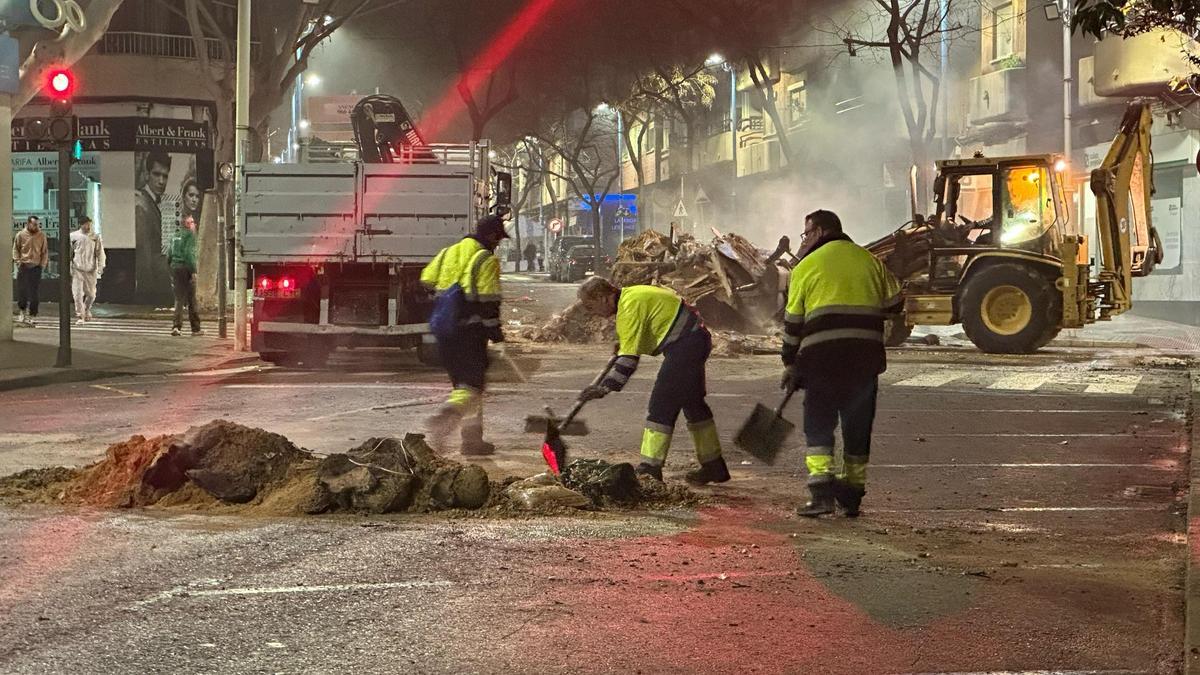 El dispositivo de limpieza de los restos de la "cremà" en Xàtiva contó con 56 operarios, empezó a las 00.30 horas y finalizó a las 6.30 horas de la madrugada