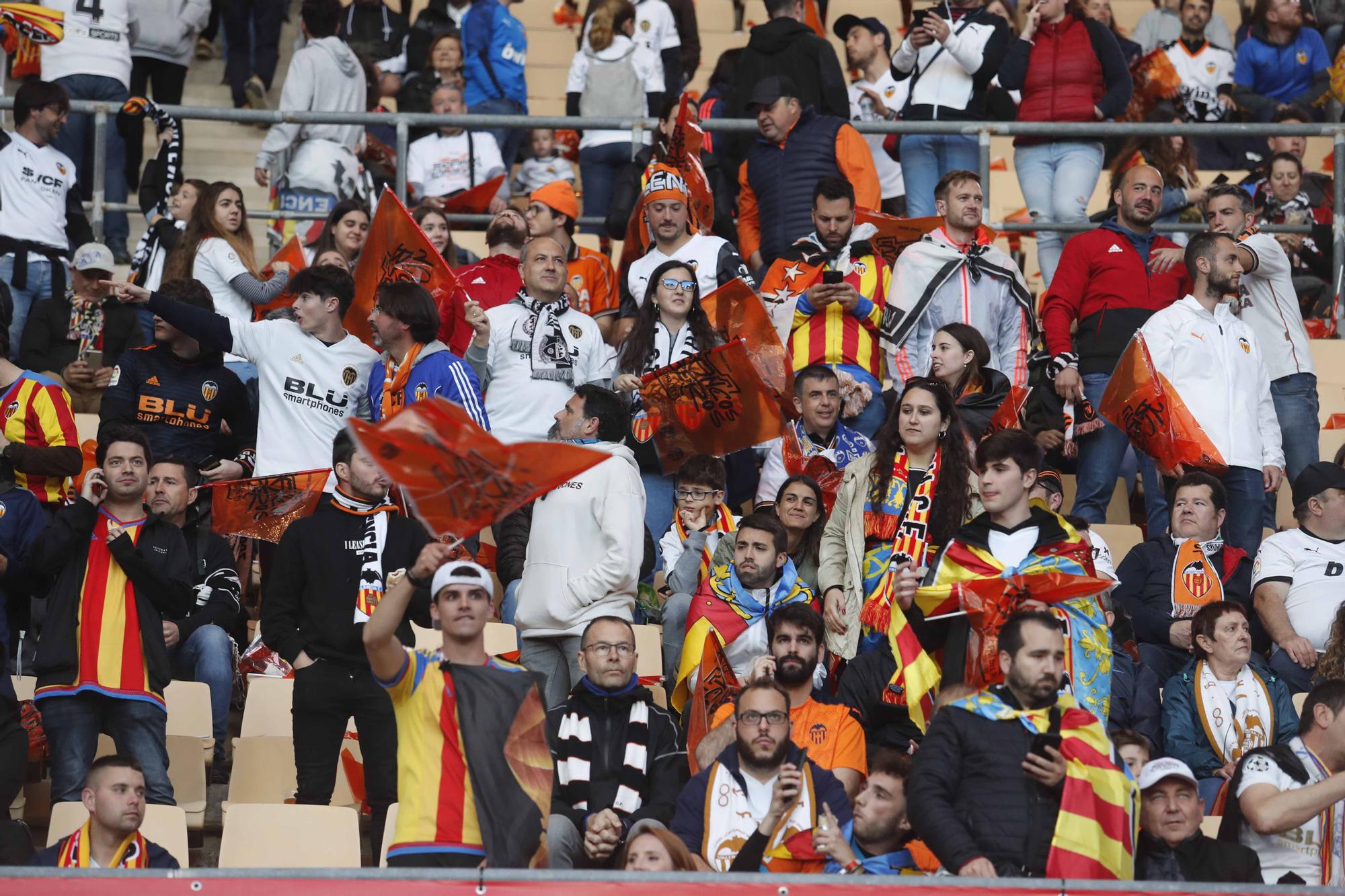 La afición valencianista llena de color el estadio de la Cartuja