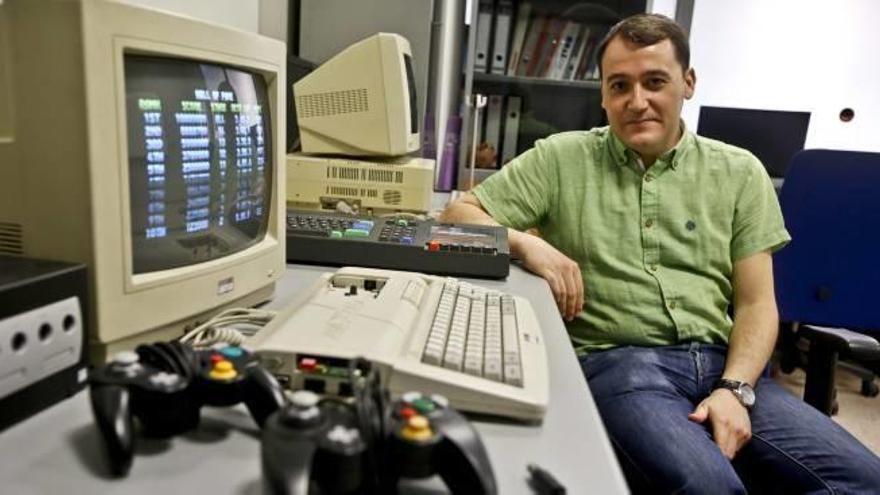 El profesor Gallego con aparatos informáticos «históricos».