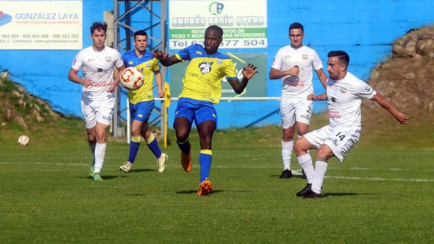 Seydou trata de controlar un balón ante un rival ayer en el campo de Burgáns.