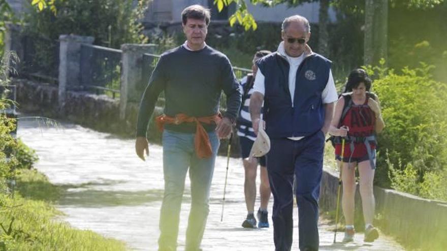 Francisco Camps y Cayetano Martínez de Irujo, ayer en el Camino de Santiago.