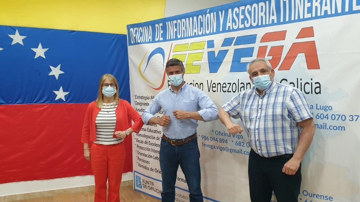 Leopoldo López, en el centro, durante la reunión con los directivos de Fevega, anoche en Vigo