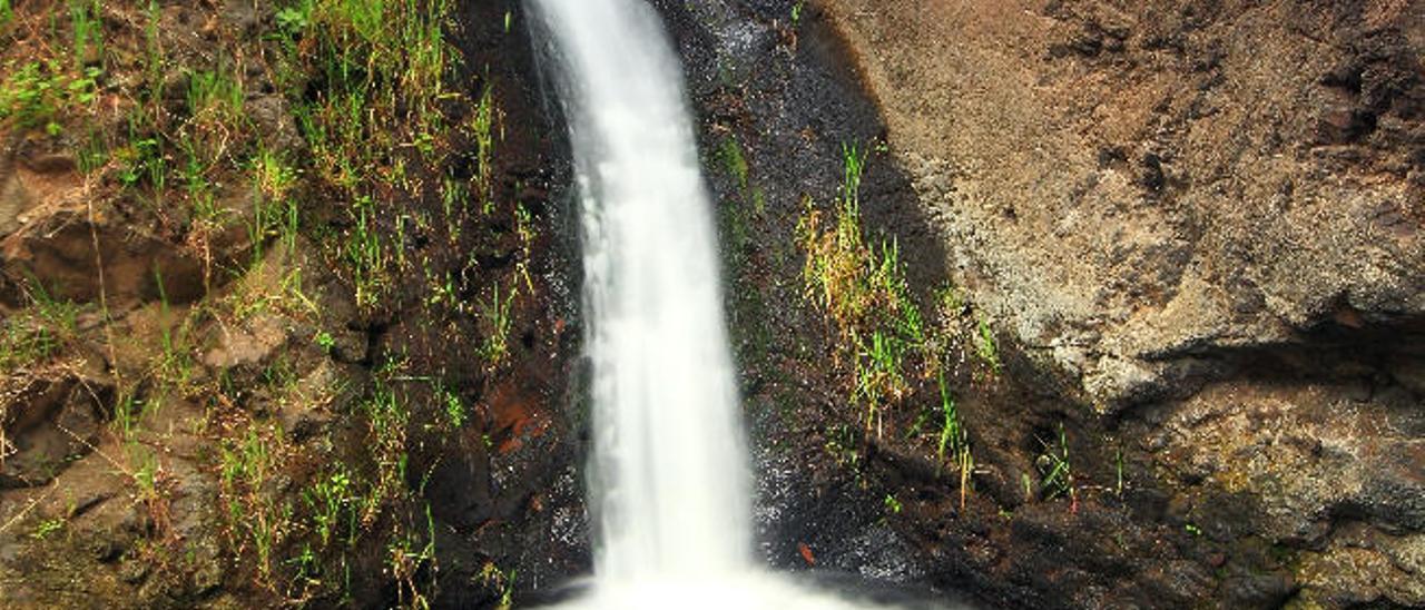 Fotografías de la cascada y paisaje que los senderistas pueden encontrarse en el recorrido.