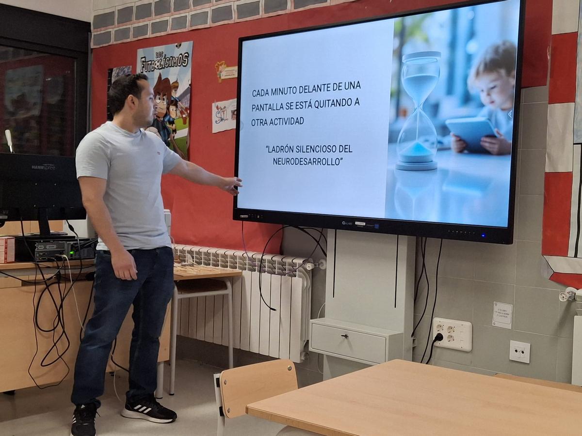 El pediatra explica la influencia de las pantallas en el neurodesarrollo infantil.