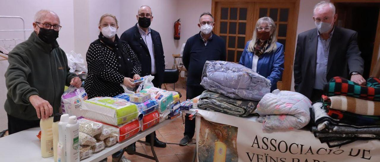 Voluntarios de la asociación de vecinos de El Pilar trabajan recopilando y clasificando el material que da el vecindario.