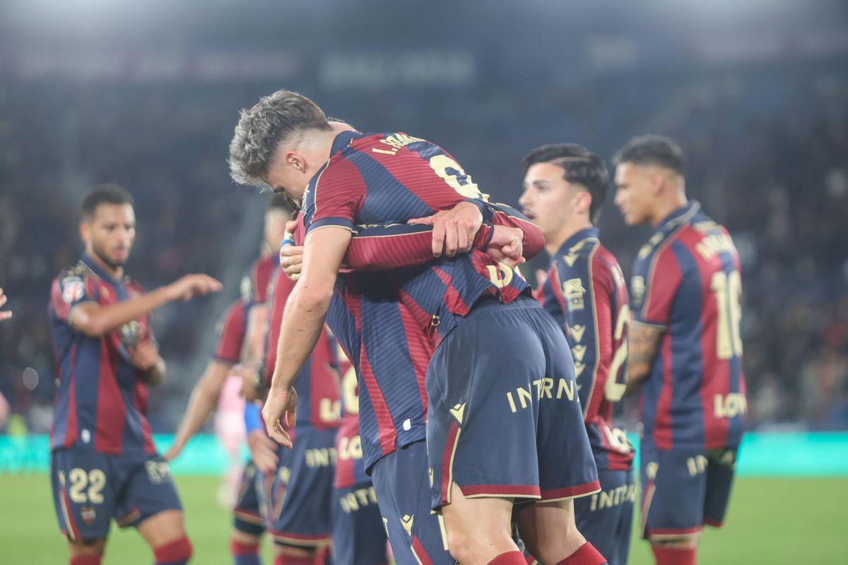 El equipo celebra el gol de Iván Romero contra el Oviedo.