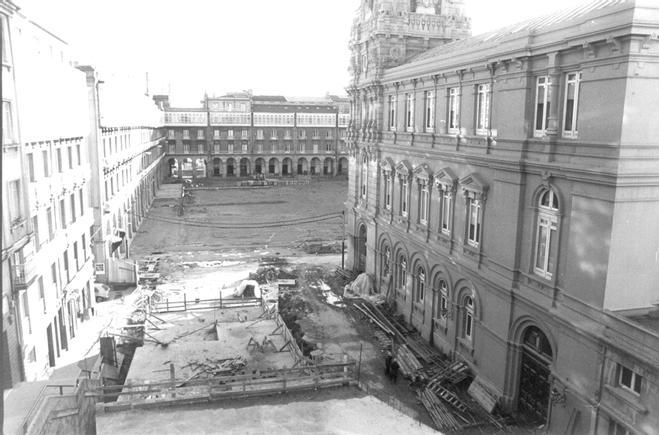 A Coruña en la década de 1980: entre muchos coches y grandes obras