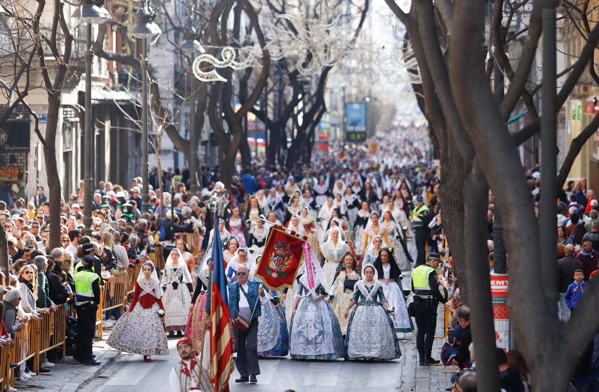 Las primeras comisiones ofrendan a la virgen