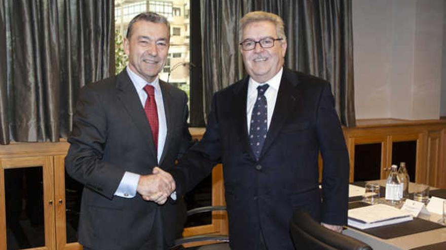 Paulino Rivero y José Miguel Bravo de Laguna estrechan sus manos antes de la reunión de ayer. | quique curbelo