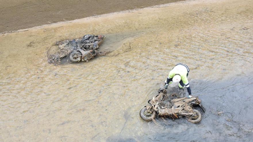 Las autoridades recogen los ciclomotores lanzados por una banda de jóvenes delincuentes al río.