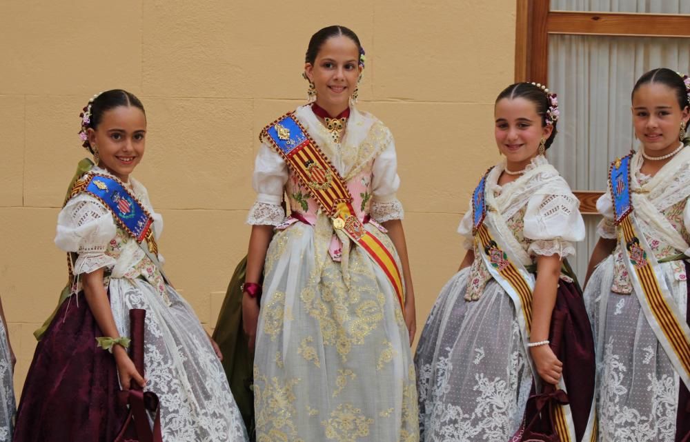 Tres generaciones de falleras en la Batalla de Flores