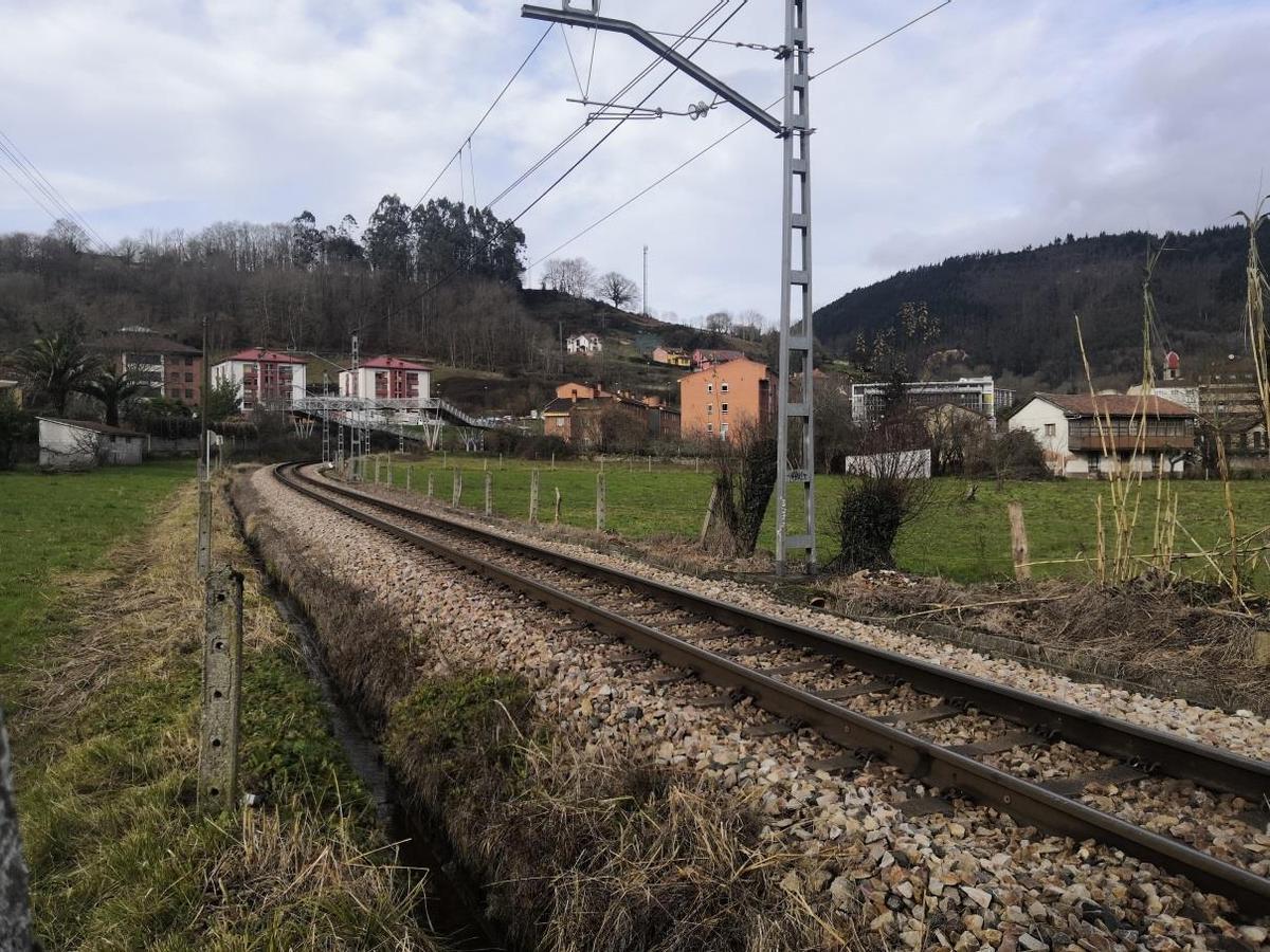 Un tramo de la línea de Feve entre Arriondas e infiesto.