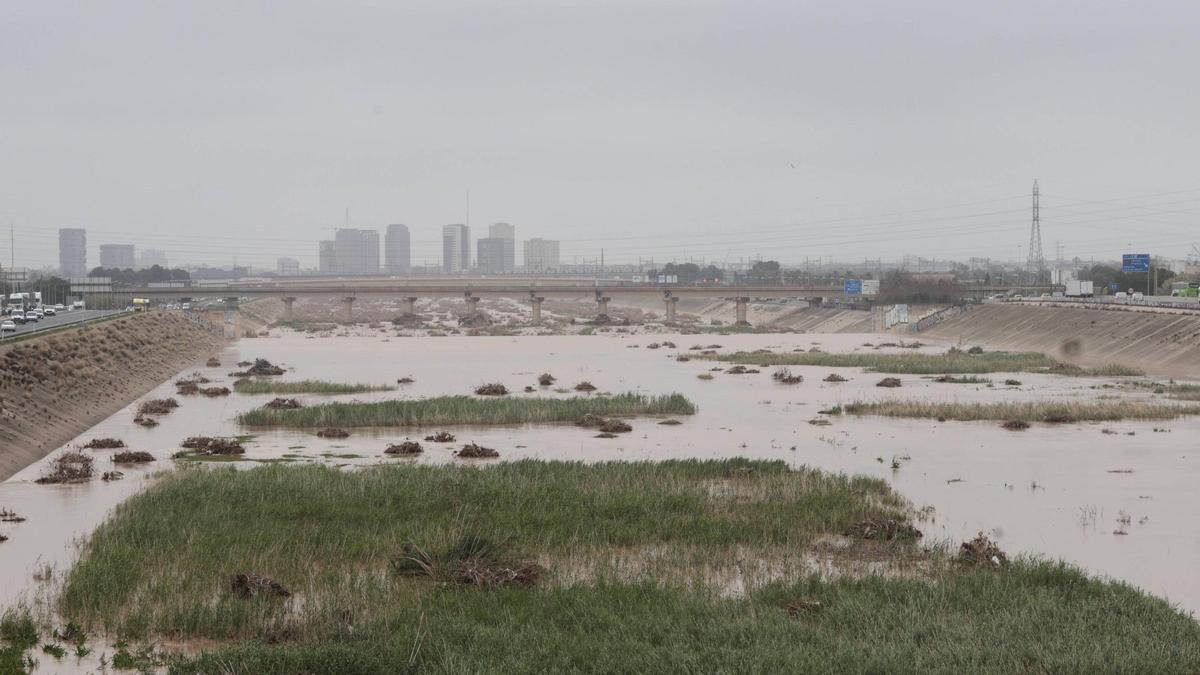 El nuevo cauce del Túria baja aún lleno de agua por las primeras lluvias de la dana de 4 de marzo