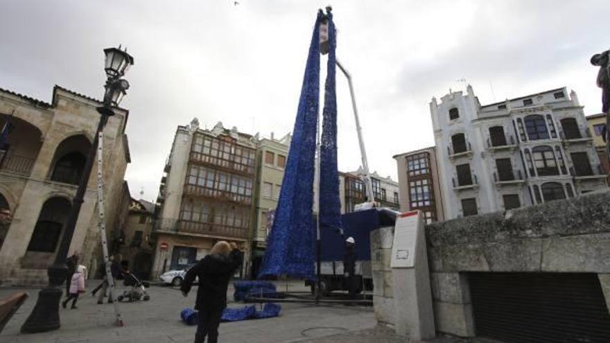 Los operarios montan el árbol navideño de la Plaza Mayor.