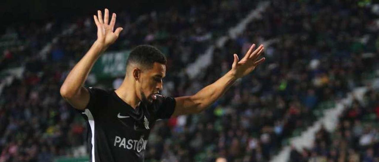 Blackman disputa un balón con el defensa del Elche Neyder Lozano.