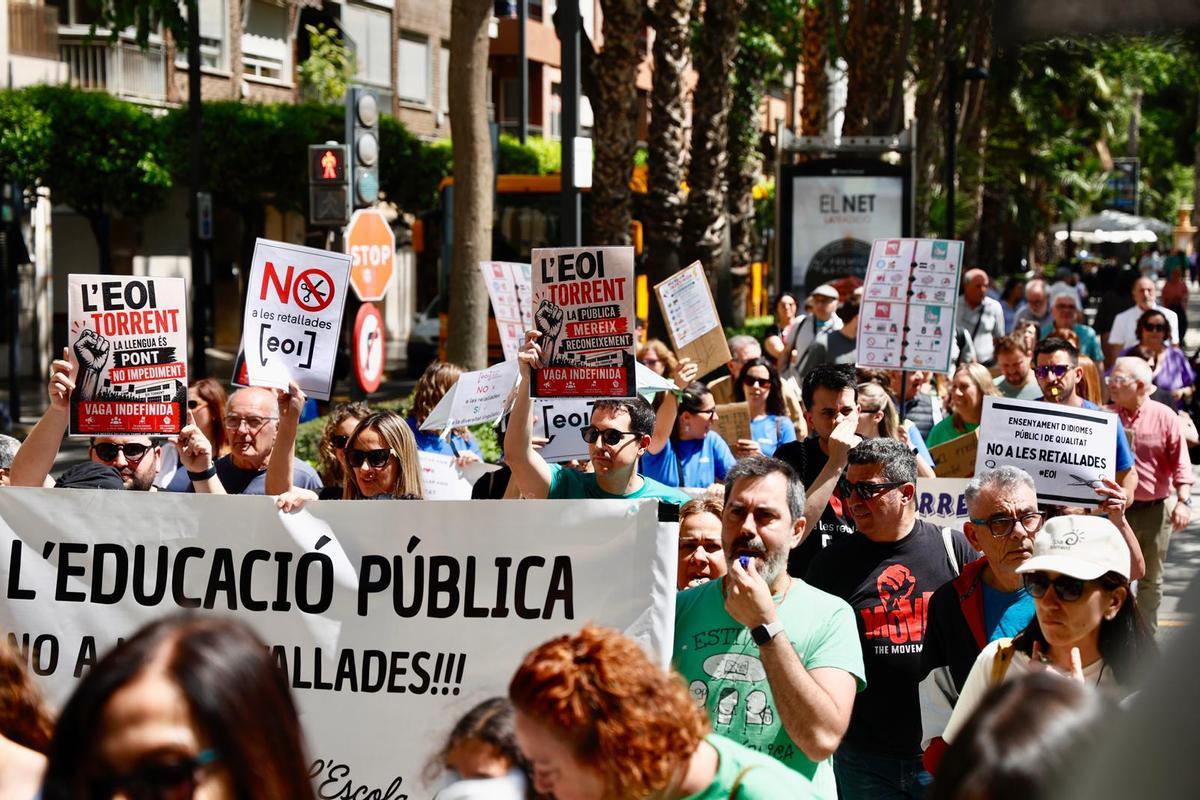 Cerca de 500 personas marchan en Torrent para defender la educación pública