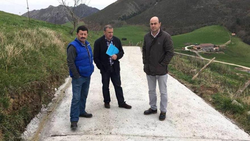 Un vecino visita las obras junto al Alcalde y el concejal de Obras.