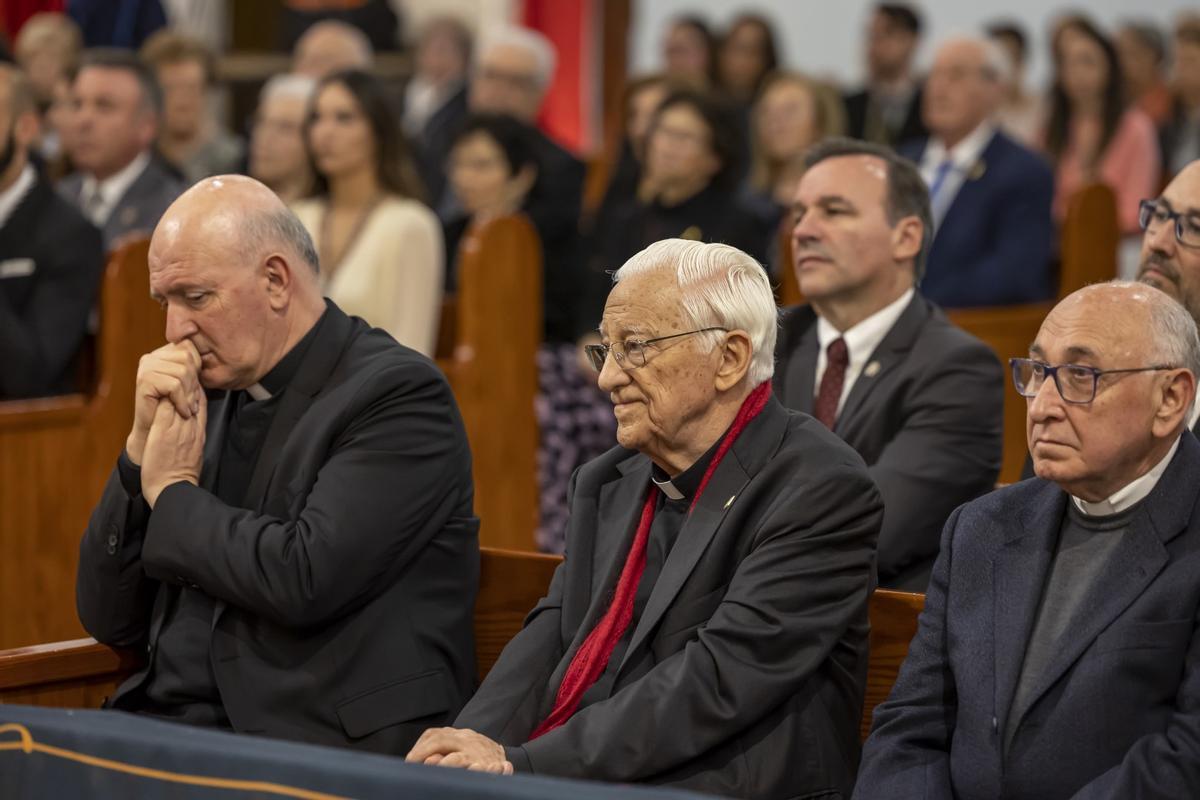 El padre Ángel, antes de iniciar su pregón, junto a los párrocos del Sagrado Corazón y La Inmaculada, Aurelio Ferrándiz y Manuel Martínez Rocamora