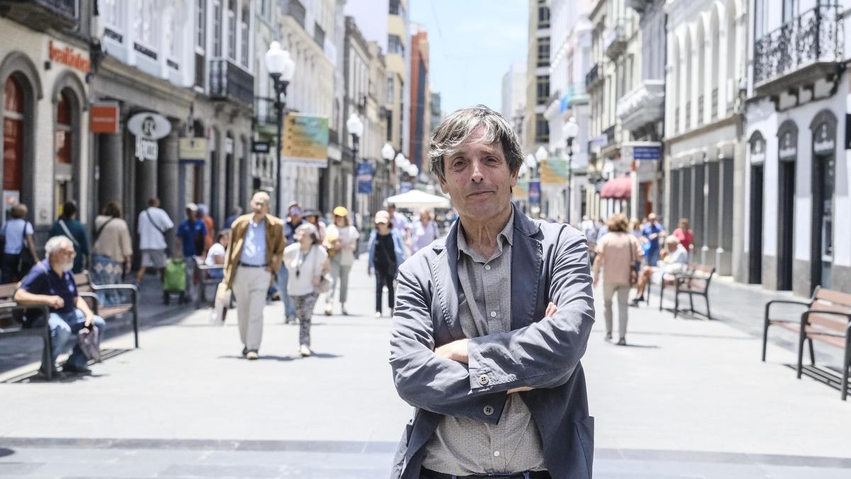 El escritor canario Carlos Ruiz Caballero, autor de 'Retrato del fin del mundo'.