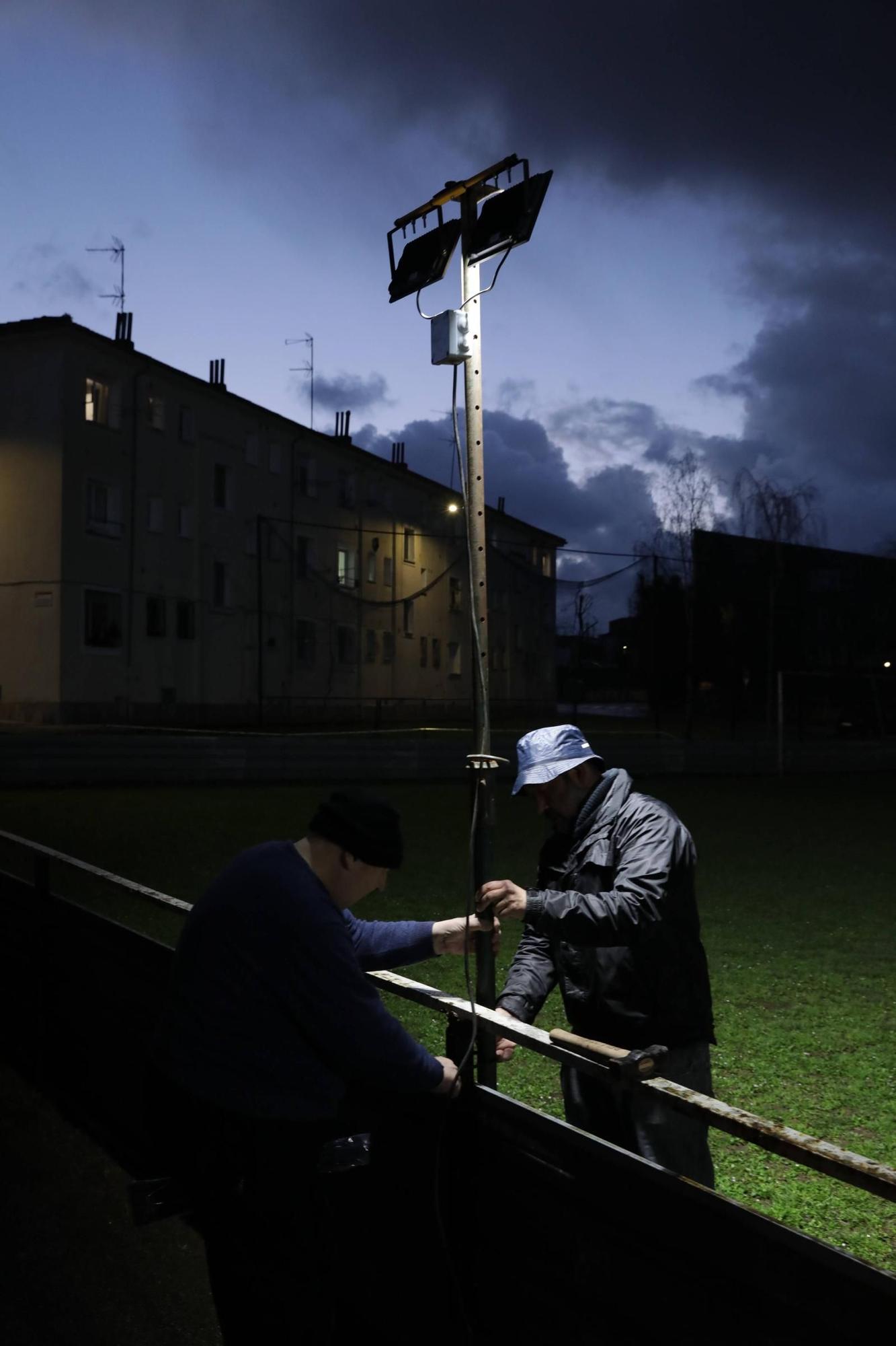 Condenados a jugar al fútbol casi a oscuras en Gijón (en imágenes)