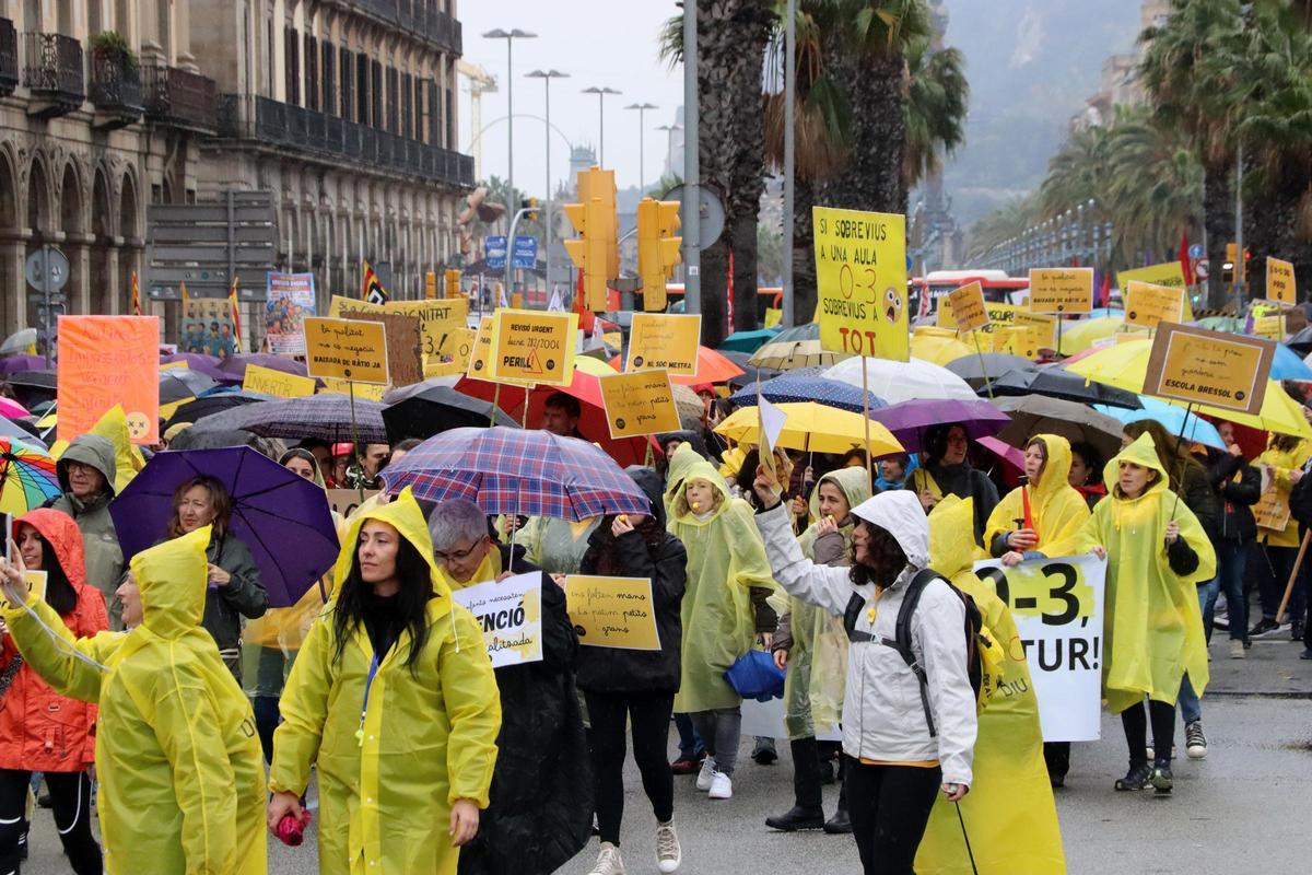 Cientos de personas se concentran en Barcelona para reclamar menos ratios y mejoras de 0 a 3 años: “No somos guardería”