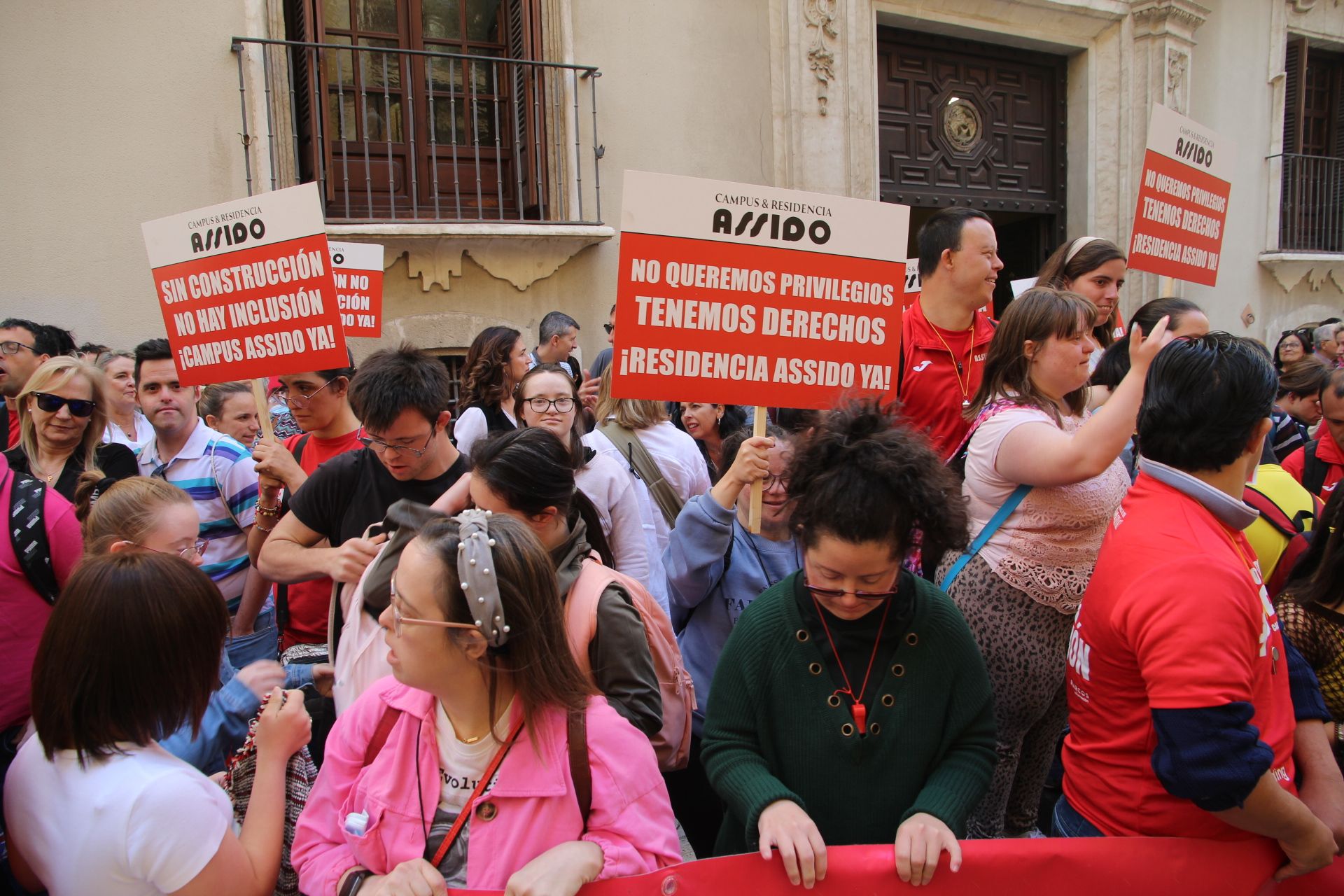 Concentración de Assido en Murcia ante la CHS