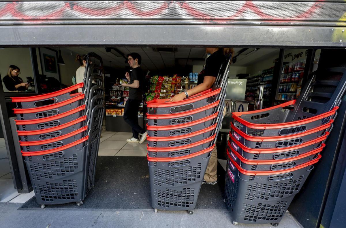 Un supermercado cerrado durante el apagón eléctrico del pasado mes de abril.