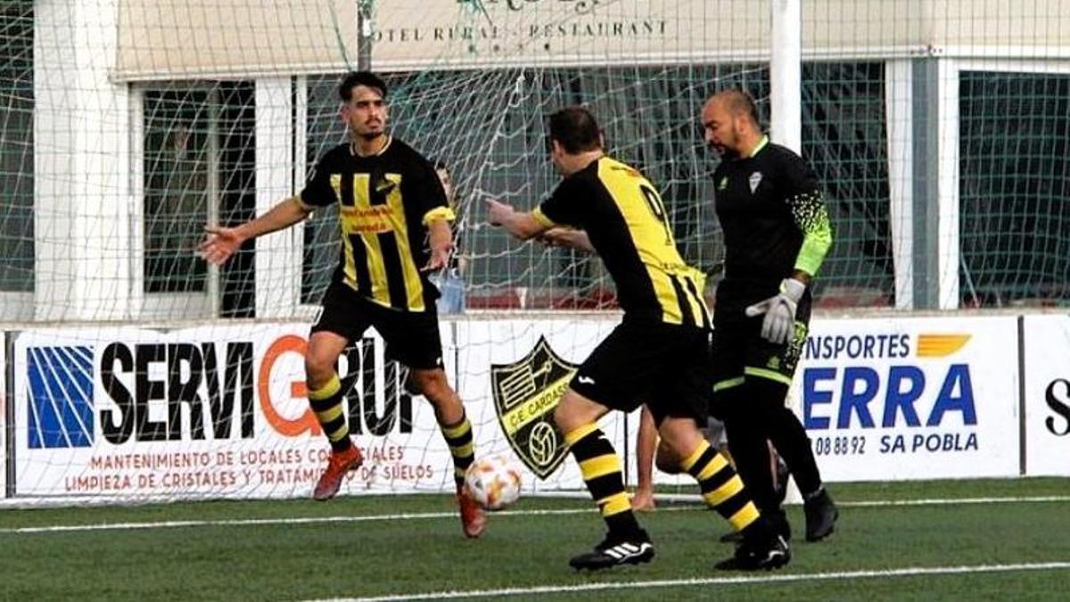 Javi López celebra un gol con el Cardassar.