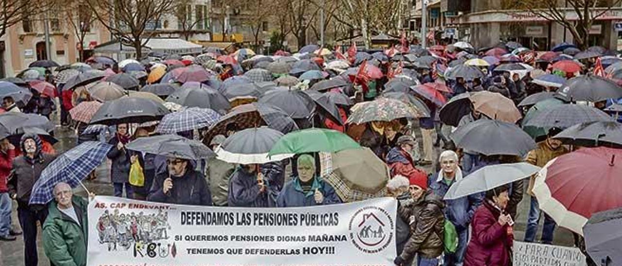 Imagen de la concentración celebrada en Palma contra la mínima revalorización de las pensiones aplicada por el Gobierno.