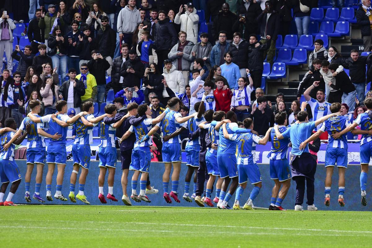 Victoria del Fabril: jugadores y afición celebran el 3-0 en Riazor Victoria del Fabril: jugadores y afición celebran el 3-0 en Riazor