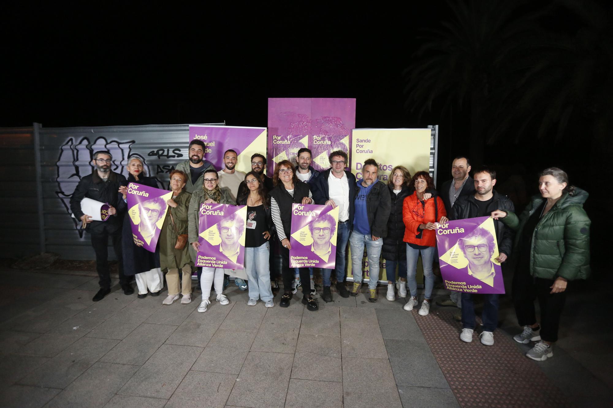 Arranca la campaña electoral: pegada de carteles de Por Coruña