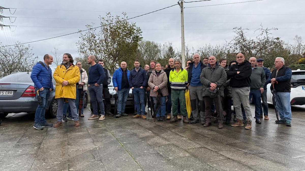 Asistentes a la convocatoria de URA en Las Regueras.