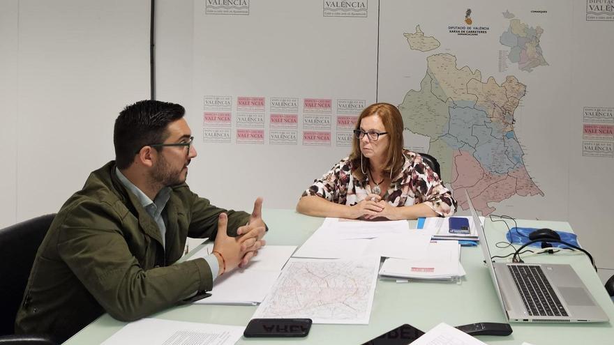 Reunión del alcalde de Vilamarxant, Héctor Troyano, con la vicepresidenta de la diputación Reme Mazzolari.