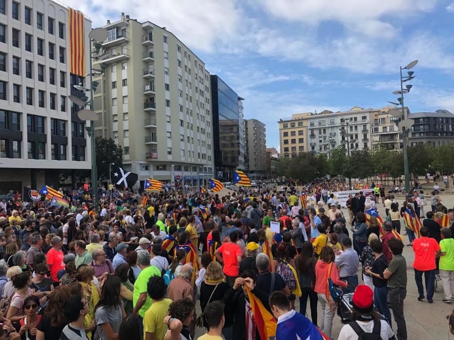 Concentració a la plaça U d''octubre de Girona en l''aniversari del referèndum de l''1-O