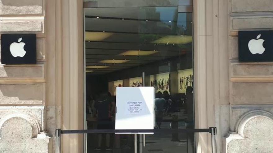 Roban en la tienda de Apple del centro de València